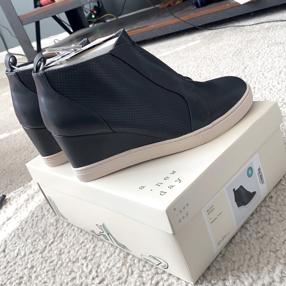 Size 8 black casual wedges memory foam padding